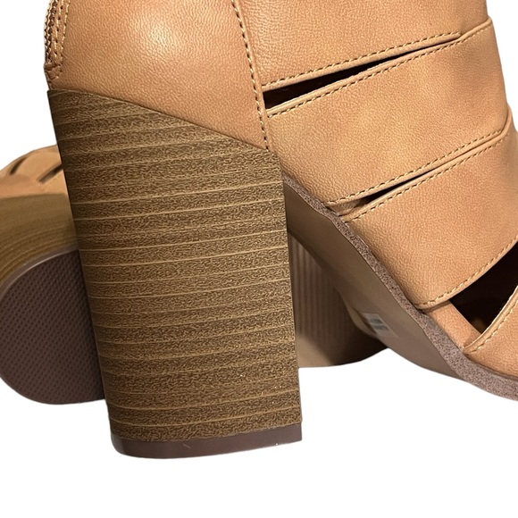 Francesca’s Report Blanche Peep Toe Sandals - Picture 7 of 10